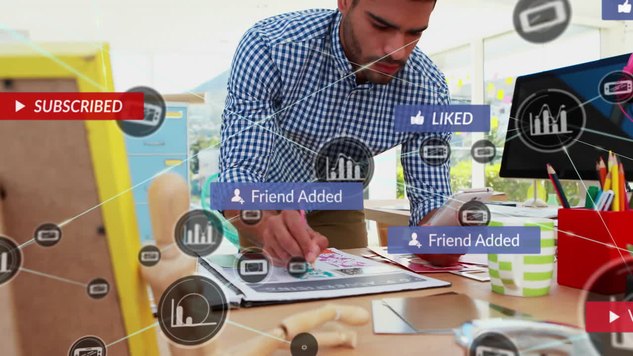 hombre trabajando en el escritorio con notificaciones de redes sociales animación sobre él