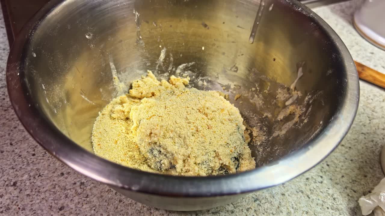 Sushi burger croccanti che friggono nell'olio bollente, preparazione di un delizioso pasto a casa. Processo di preparazione di sushi burger con tutte le fasi passo dopo passo