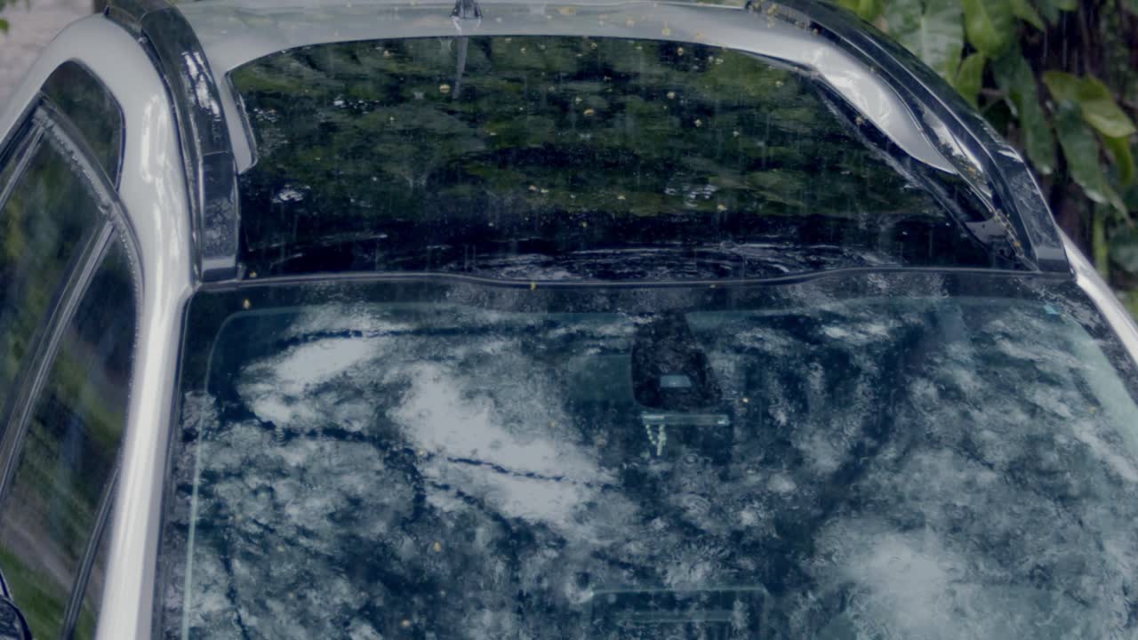 exterior del techo del vehículo, fuerte lluvia salpicante, temporada de tormenta de nieve