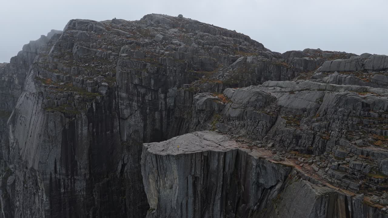 Betagende luftfoto af Preikestolens flade top og dramatiske fjordudsigter