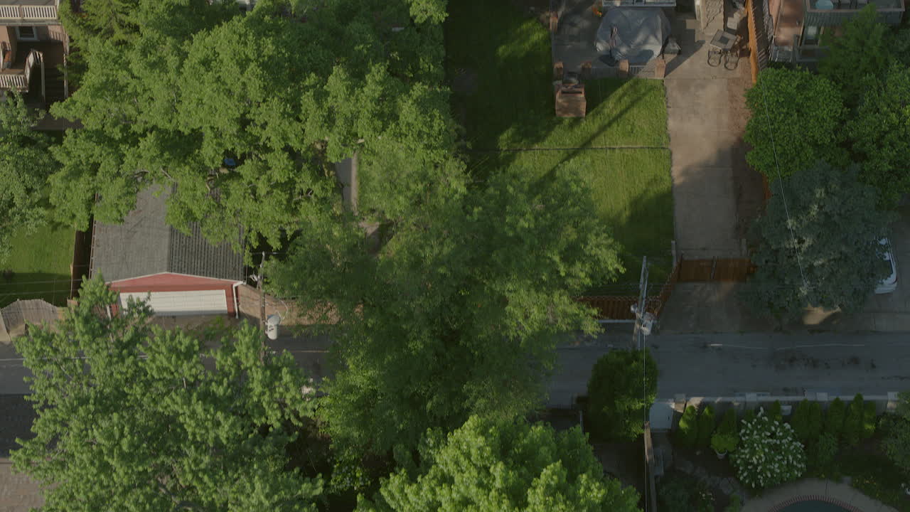 casas adosadas de la ciudad de paso elevado en un barrio histórico