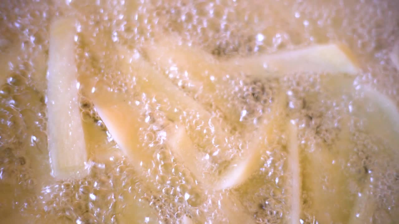 жарить картофель фри на сковороде