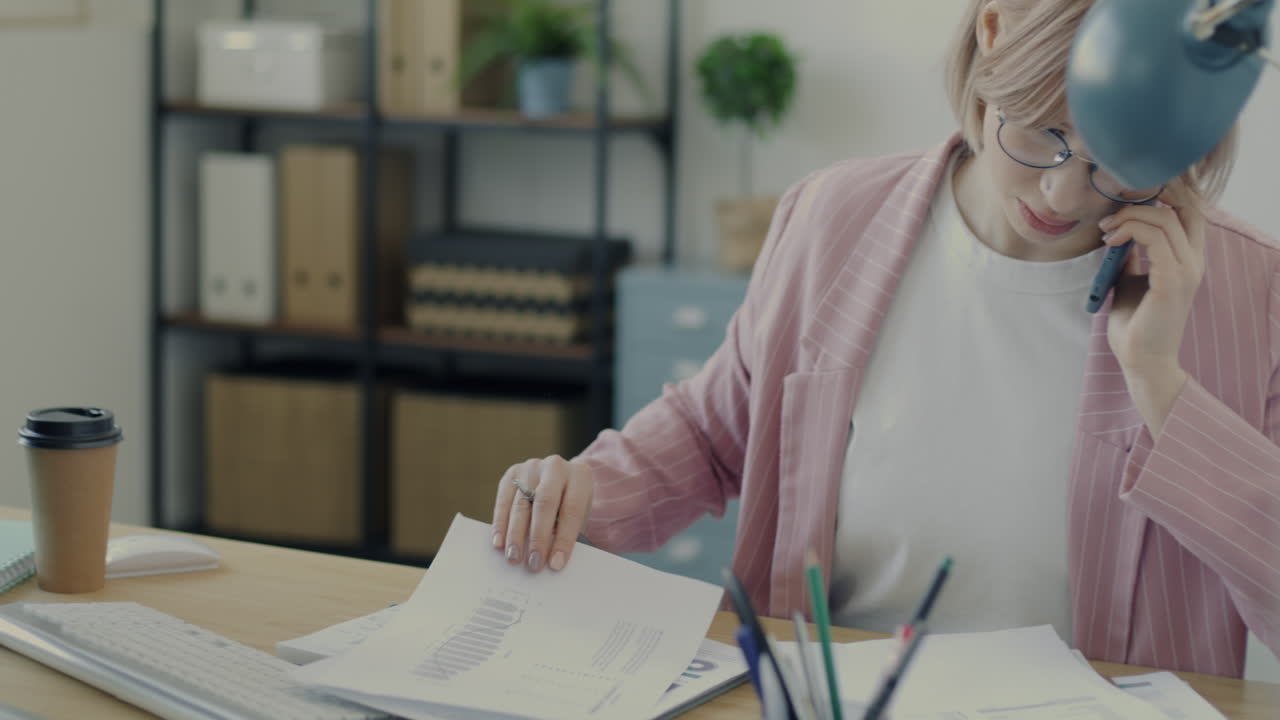 geschäftsfrau telefoniert im büro