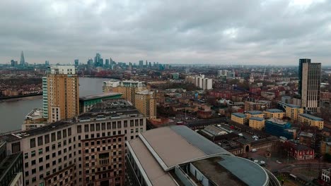 Lapso-De-Tiempo-Por-El-Támesis-Hacia-Shard-Y-El-Horizonte-De-La-Ciudad-De-Londres-Desde-Canary-Wharf