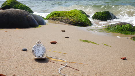 Reloj-De-Bolsillo-En-La-Playa