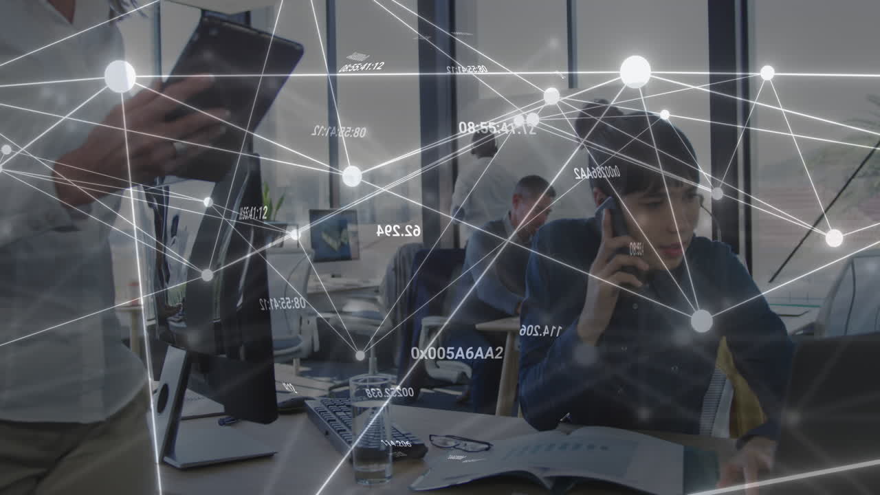 스마트 폰을 사용하는 코카시안 사업가 여성에 대한 연결 네트워크의 애니메이션