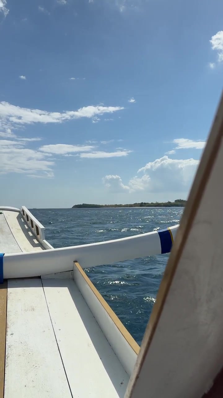 Blick von einem traditionellen Auslegerboot, das auf dem Meer segelt
