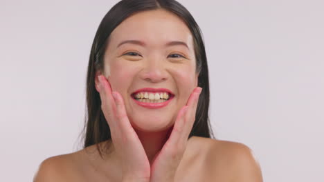 Mujer-Asiática,-Felicidad-Y-Tocar-La-Cara-Con-Belleza