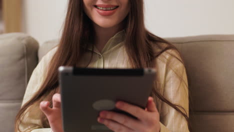 una chica usando una tableta.