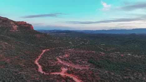 Paisaje-Natural-De-Sedona-Con-Senderos-Boscosos-De-Hoja-Perenne-En-Arizona,-Ee.uu.