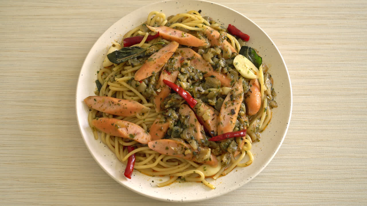 마늘 과 소시지 를 넣은 집 에서 만든 스파게티