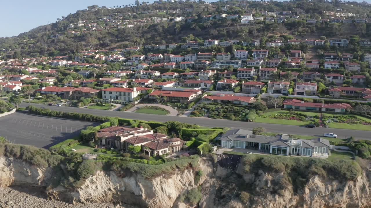palos verdes 해안 절벽 꼭대기에 있는 고급 해변 빌라, 공중 측면 트럭 전망