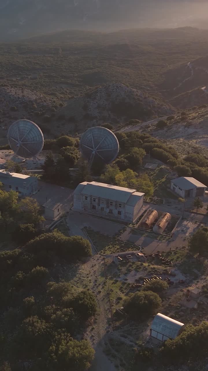 해가 지는 동안 버려진 위성 스테이션의 공중 사진