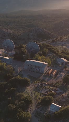 vista aérea de una estación de satélite abandonada al atardecer