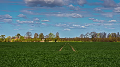 timelapse de nubes moviéndose sobre un campo abierto verde