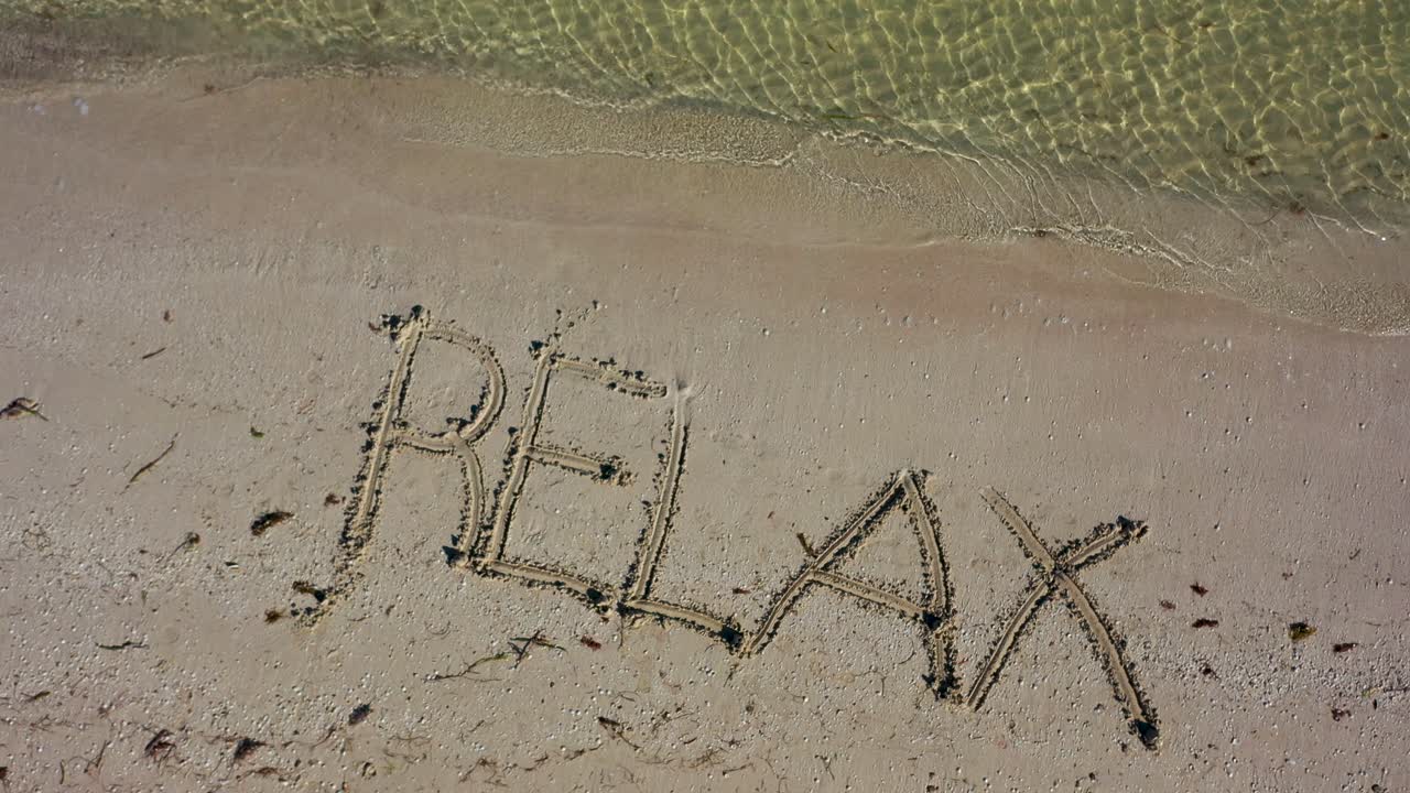 모래에 비스듬히 쓰여진 긴장의 정적 샷