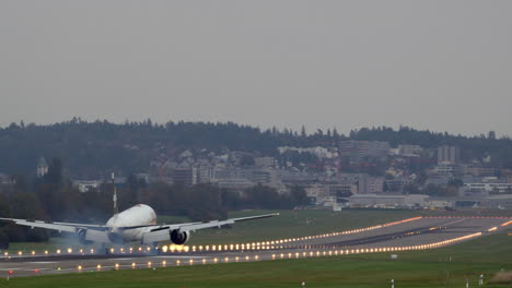 Passagierflugzeug-Landete-Am-Flughafen