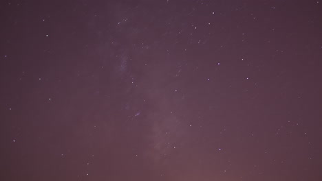 Increíble-Lapso-De-Tiempo-Del-Cielo-Nocturno-Con-Estrellas-En-Movimiento-Y-Una-Luz-Roja