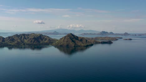 restos del paisaje volcánico de la formación de la isla de komodo en indonesia, vista panorámica panorámica aérea derecha