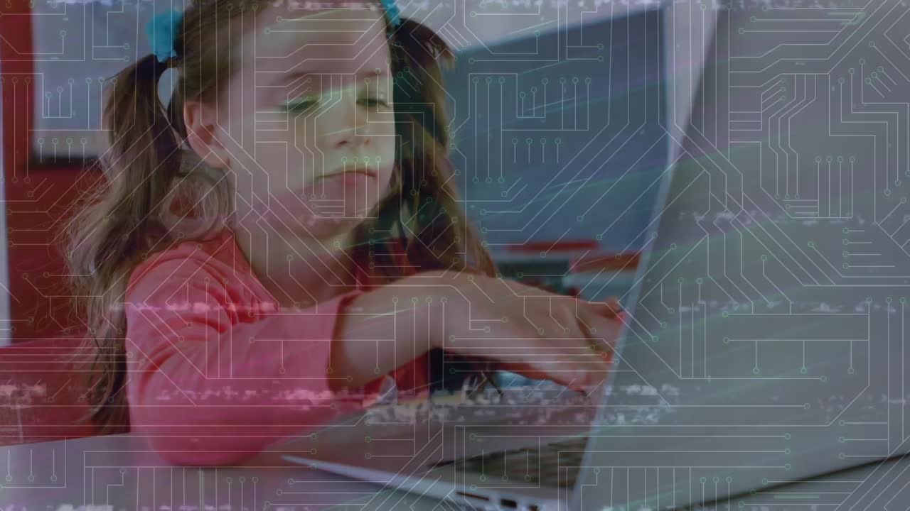 animación de conexiones de microprocesador sobre chica caucásica usando portátil en clase en la escuela