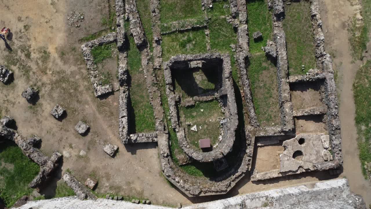 disparado desde un dron en las ruinas de un castillo en georgia, en el pueblo