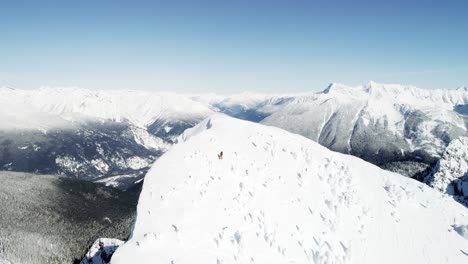 Skifahrer-Skifahren-Auf-Einem-Schneebedeckten-Berg-4k