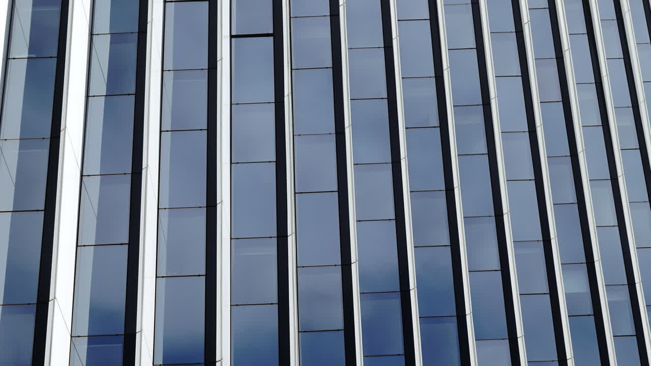 Reflejo de nubes en la fachada de un edificio. Time Lapse