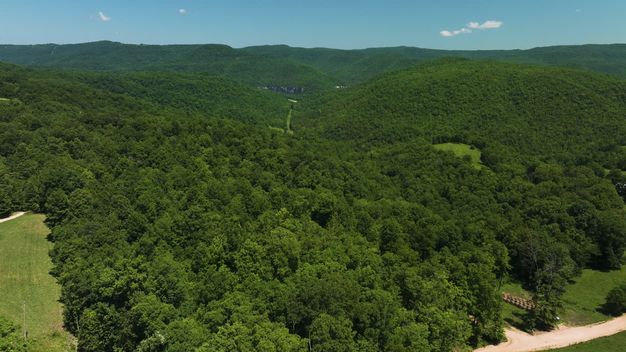 panorama de montañas densamente boscosas en el campamento de steel creek cerca del río nacional de búfalos en arkansas, estados unidos