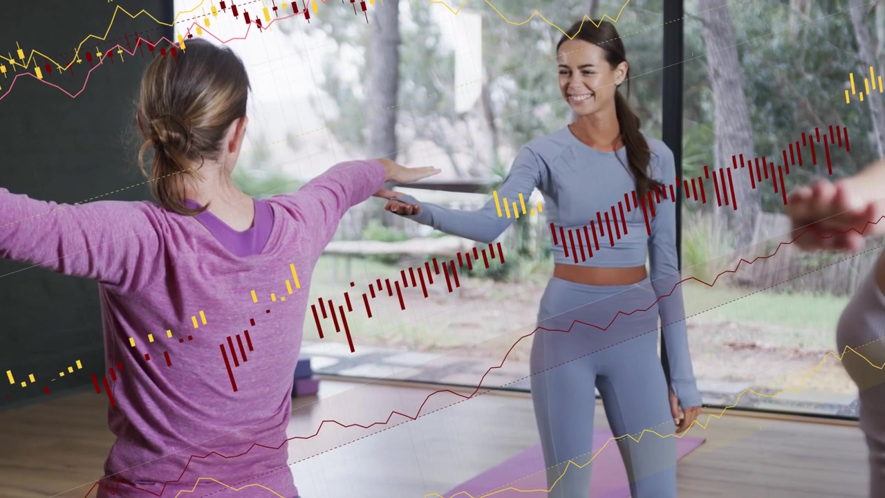 Entrenador caminando hacia adelante, mostrando gráficos animados, extendiendo la mano y tocando el brazo del estudiante para guiar una postura de yoga.