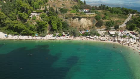 Vista-Aérea-De-Nadadores-En-La-Bahía-Y-La-Playa-De-Kasjuni-En-Split,-Croacia