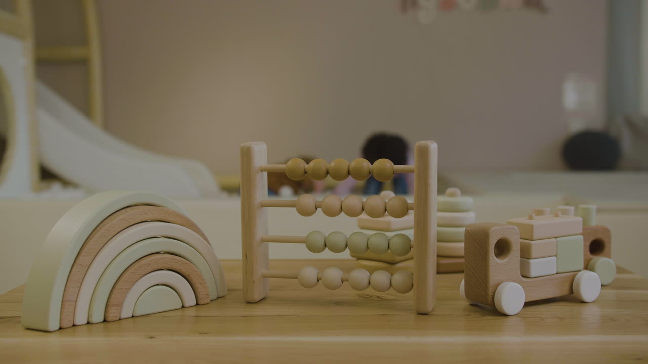 juguetes ecológicos en la mesa