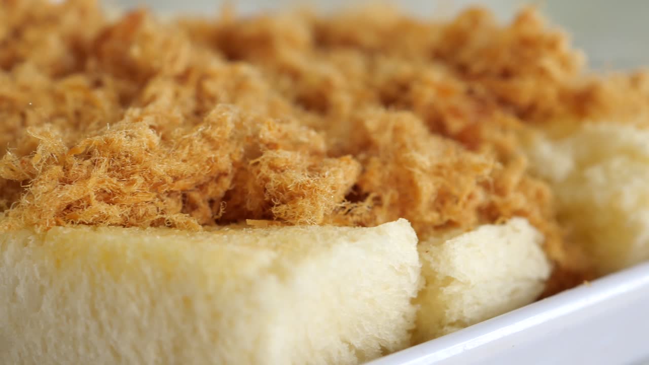 свиной хлеб на тарелке ,