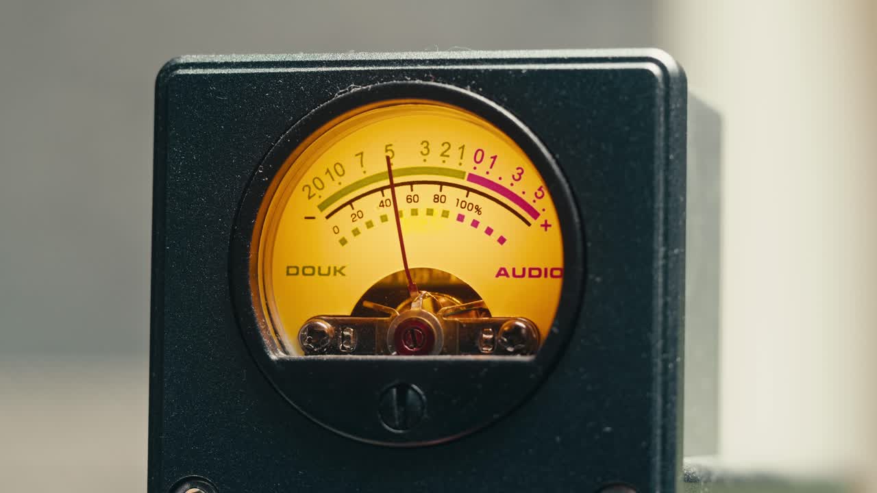 하이파이 증폭기: 고전적인 사운드 패널에서 오디오 신호 수준을 모니터링하는 오디오 콘솔, 화살표와 함께 클로즈업 아날로그 신호 지표
