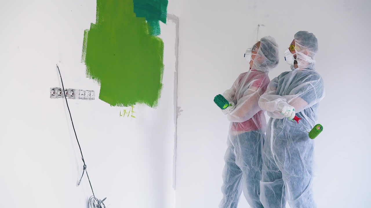 보호복을 입은 사람들이 벽에 부 ⁇ 히는 것을 불쾌하게 생각합니다.