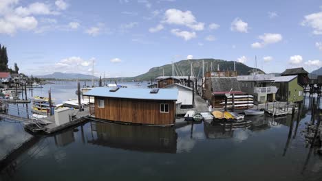 Lapso-De-Tiempo-De-Nubes-Pasando-Sobre-Un-Muelle-Y-Barcos-En-La-Bahía-De-Cowichan-En-La-Isla-De-Vancouver-En-British-Columbia,-Canadá