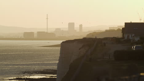 brumosa puesta de sol sobre la ciudad de brighton