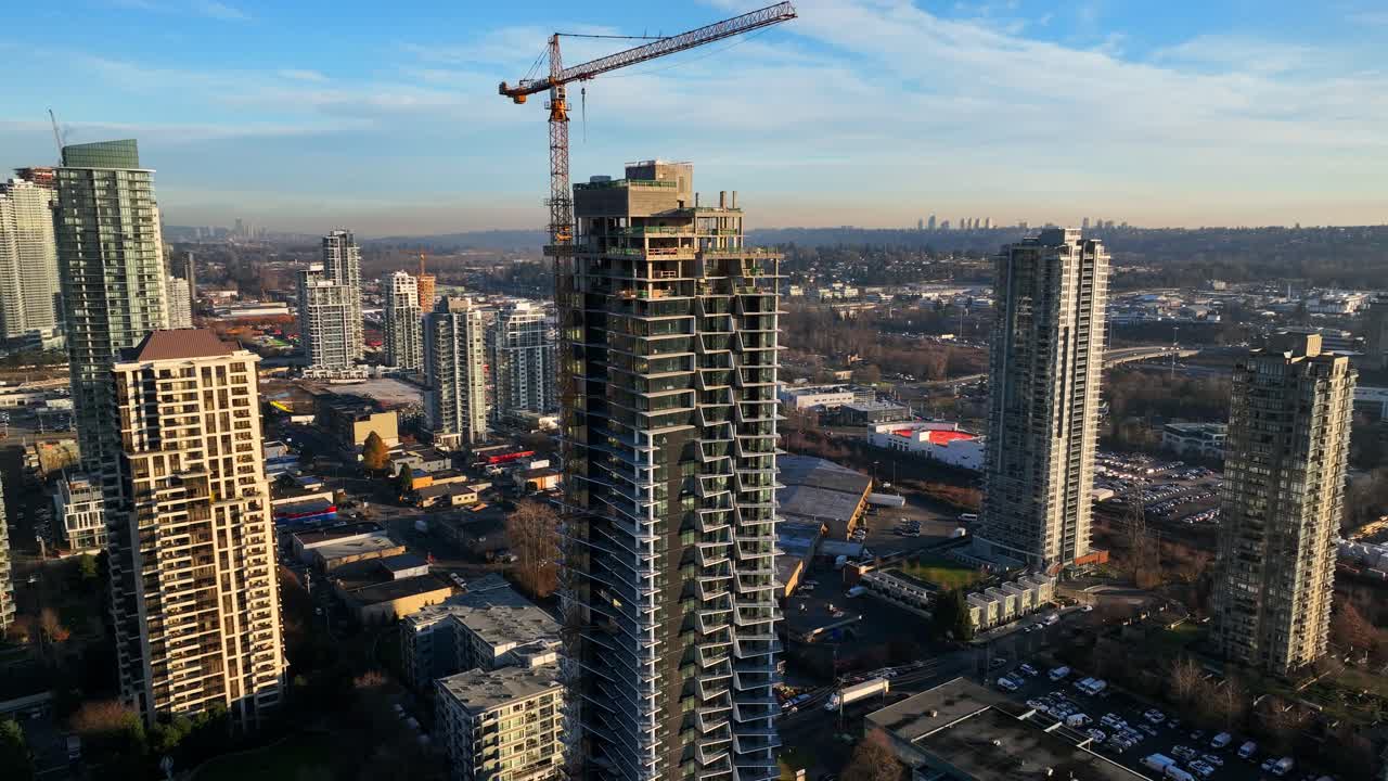 grúa torre en el sitio de construcción de una torre residencial en burnaby, columbia británica, canadá