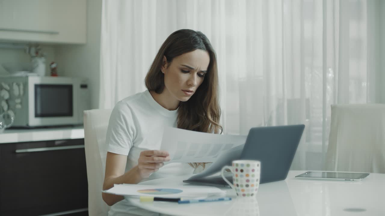 mujer de negocios que trabaja con documentos en el hogar. emprendedora buscando papeles