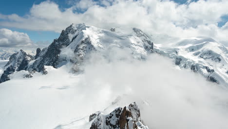 Zeitraffer,-Wolken-Ziehen-über-Schneebedeckten-Gipfel-An-Sonnigem-Tag,-Mont-Blanc,-Chamonix,-Frankreich