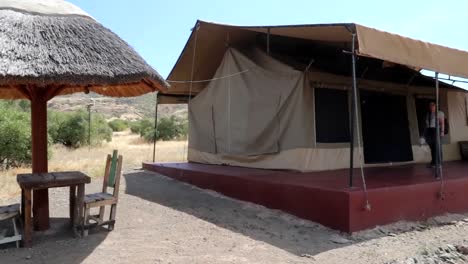 Errichtungsaufnahme-Von-Sonnenschirm-Und-Stühlen-Bei-Zeltunterkünften,-Tansania
