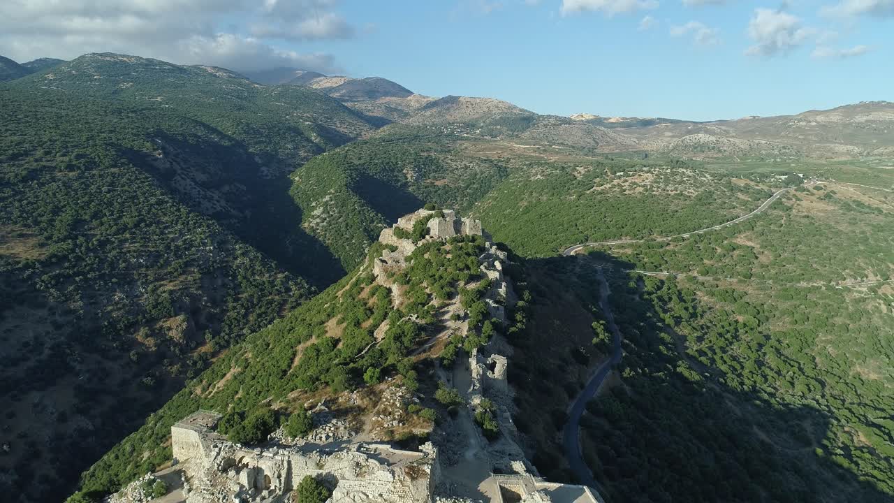 Vista aerea di una grande fortezza crociata sulle alture del Golan, nel nord di Israele.