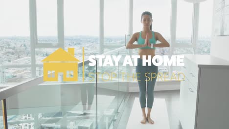 mujer asiática practicando yoga con palabras permanecer en casa durante el bloqueo de cuarentena para el coronavirus covid