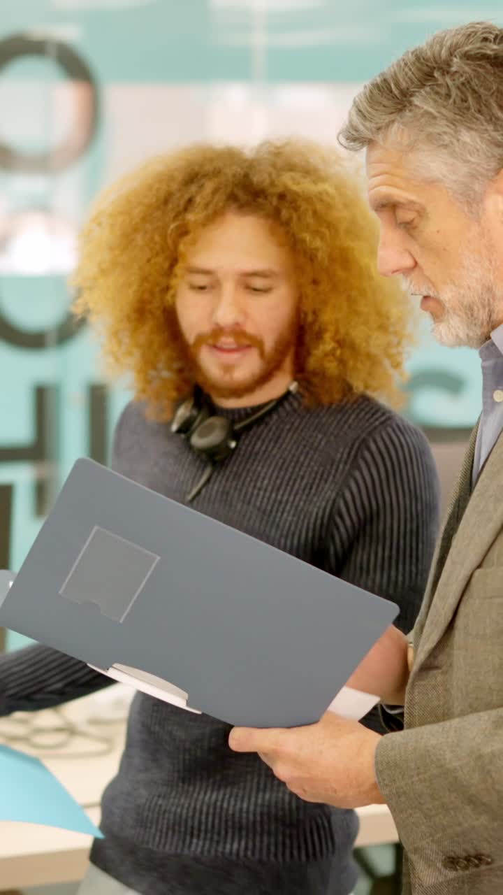 Manager e dipendente che parlano di informatori in un coworking