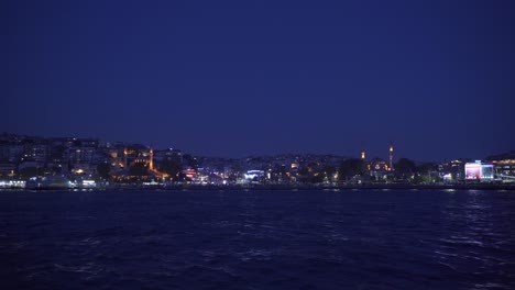 Ciudad-Con-Vistas-Nocturnas-Al-Mar.