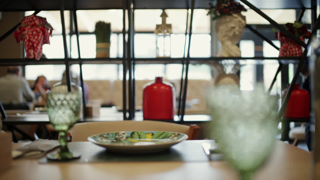 Interior de restaurante europeu moderno e elegante com prateleiras decorativas, plantas e mesas postas.
