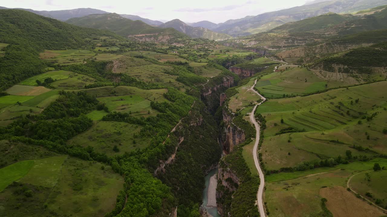 el cañón de osum se encuentra en el sur de albania y es uno de los cañones más grandes y hermosos del país.