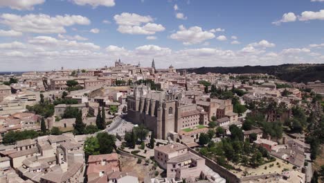 Vista-Aérea-Del-Increíble-Monasterio-De-San-Juan-De-Los-Reyes-En-Toledo,-España