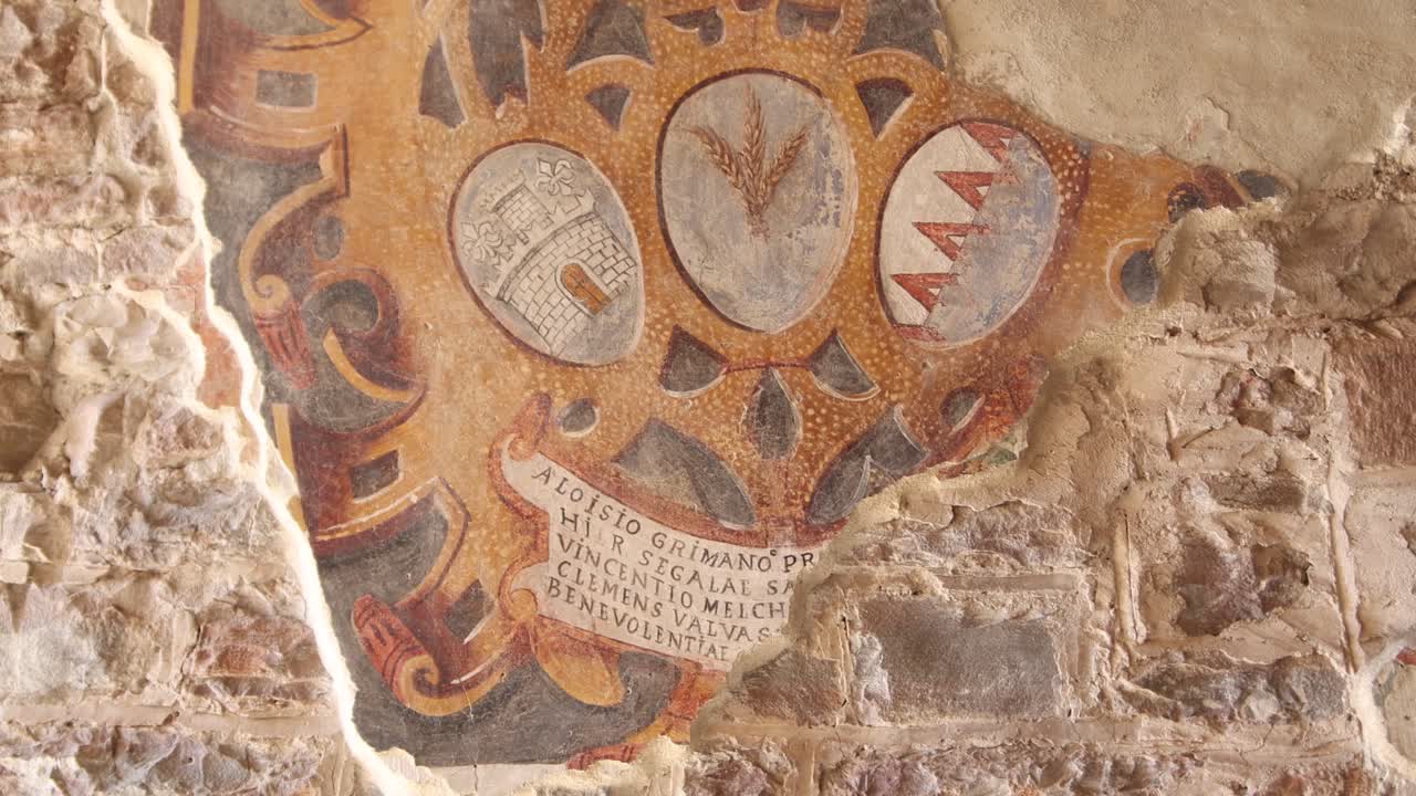 Close-up de uma pintura de afresco antiga bem preservada na parede de pedra de um edifício histórico em Bergamo Alta, Itália.