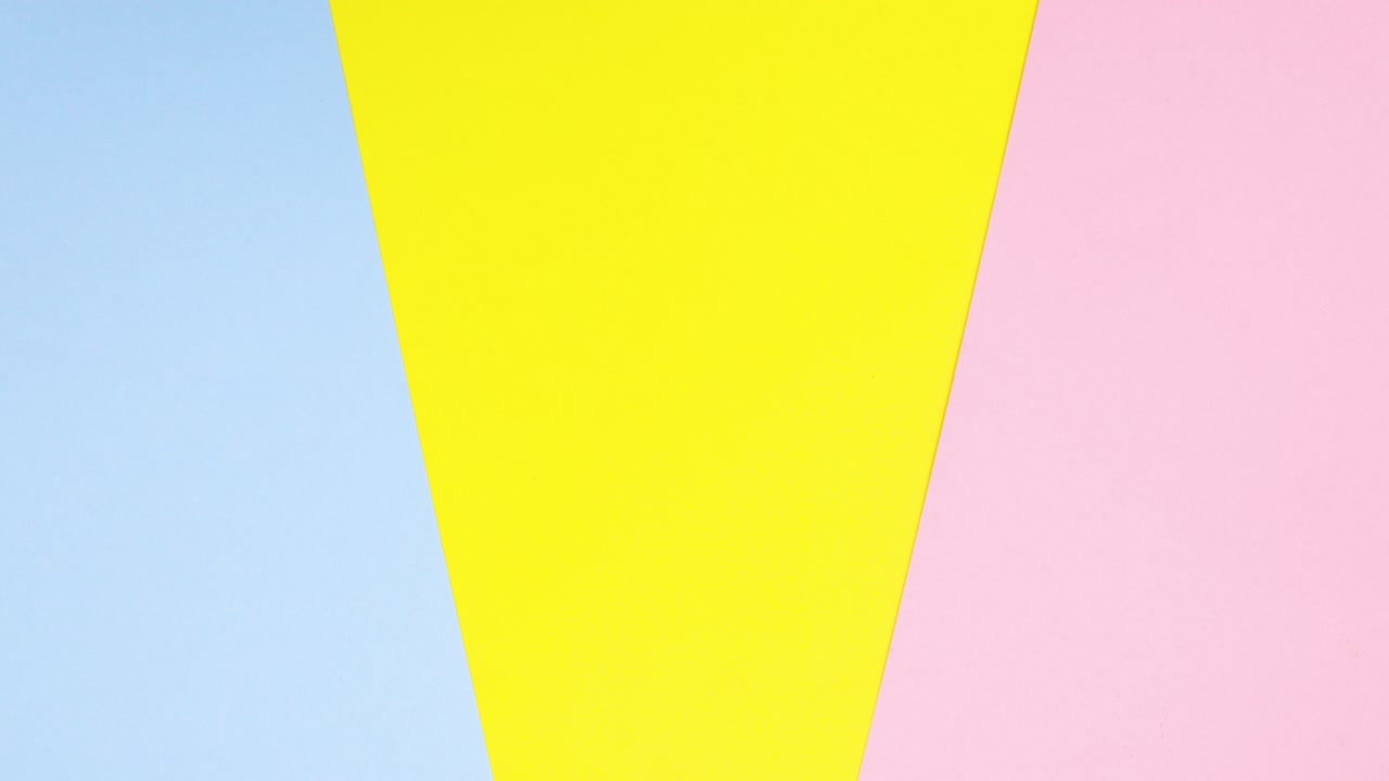 los huevos de pascua aparecen en tema pastel y uno de los huevos con piernas viene. detenga el movimiento