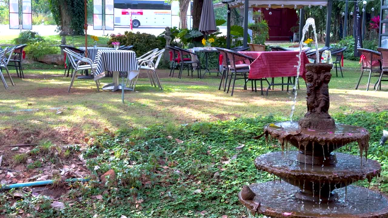 야외 에 있는 테이블 과 의자 로 둘러싸인 분수